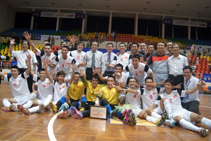 Chủ tịch VFF Nguyễn Trọng Hỷ chia vui cùng tuyển Futsal Việt Nam.